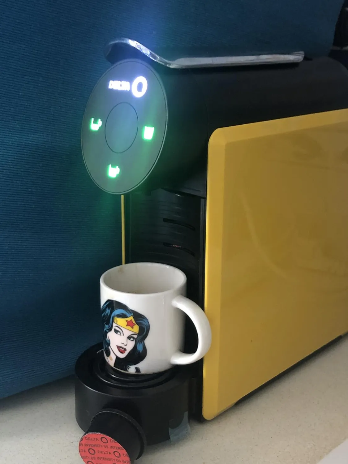 Delta Q MiniQool Macchina da Caffè a Capsule Gialla